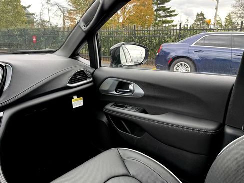 New 2026 Chrysler Pacifica Limited w/ Uconnect Theater Family Group image 28