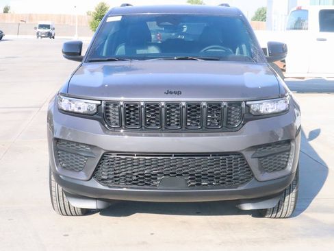 New 2025 Jeep Grand Cherokee Altitude image 9