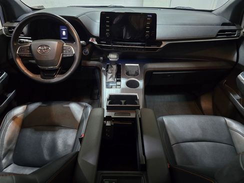 Used 2021 Toyota Sienna XSE image 9