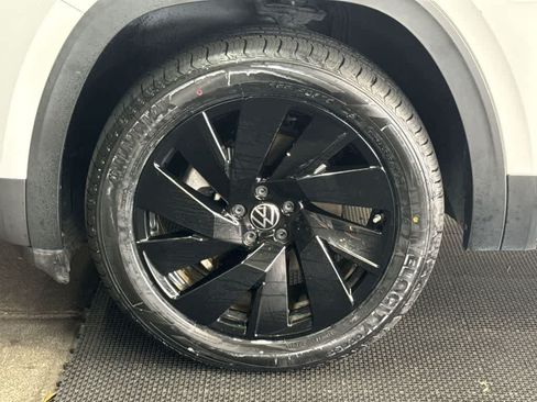 Certified 2024 Volkswagen Atlas SE w/ Black Wheel Package FWD image 11