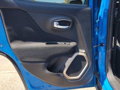 Used 2015 Jeep Renegade Latitude FWD image 13
