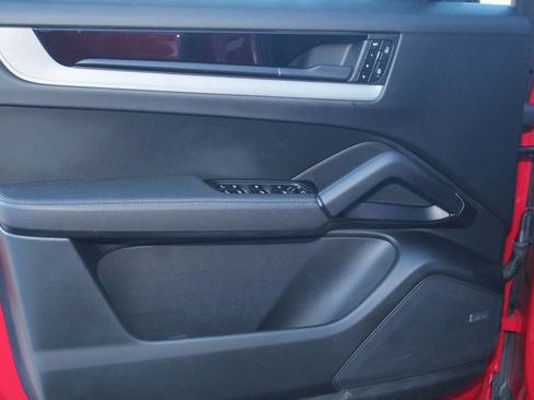 Certified 2025 Porsche Cayenne Coupe AWD/4WD image 22