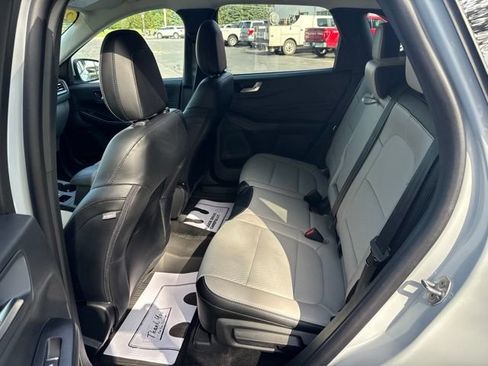 Certified 2025 Ford Escape SE FWD image 10