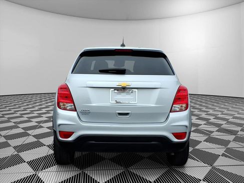 Used 2022 Chevrolet Trax LS w/ Tint and Cruise Package image 6