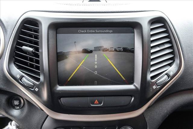 Used 2017 Jeep Cherokee Limited AWD/4WD image 16