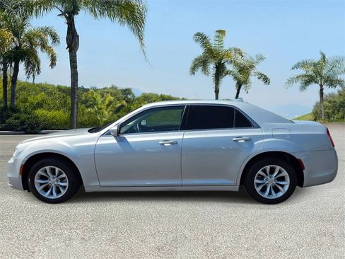 Used 2023 Chrysler 300 Touring RWD image 2