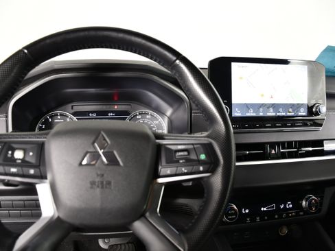 Used 2024 Mitsubishi Outlander AWD image 16