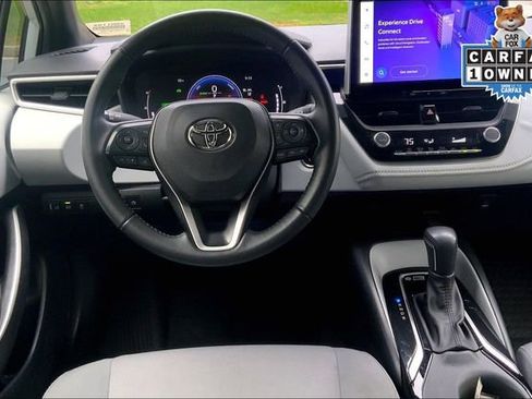 Used 2025 Toyota Corolla SE w/ SE Premium Package image 5
