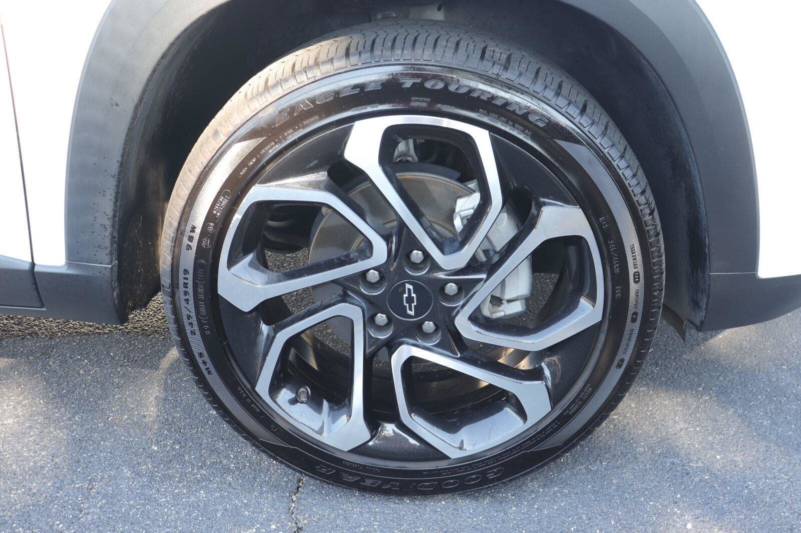 Used 2024 Chevrolet Trax RS w/ Sunroof Package FWD image 36