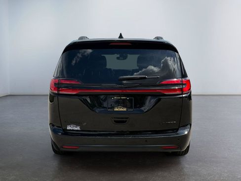 Used 2025 Chrysler Pacifica Limited FWD image 4