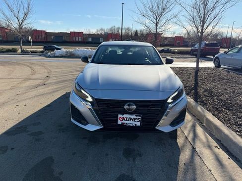 Used 2024 Nissan Altima 2.5 SV image 2