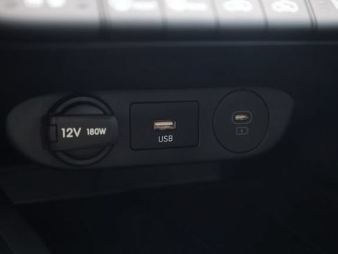 Certified 2025 Hyundai Elantra Limited FWD image 19