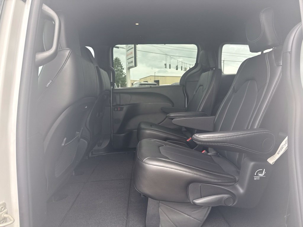 New 2027 Chrysler Pacifica Select AWD/4WD image 20