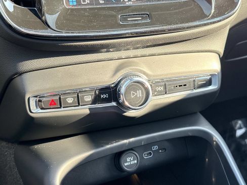 Used 2024 Volvo XC40 B5 Plus image 6