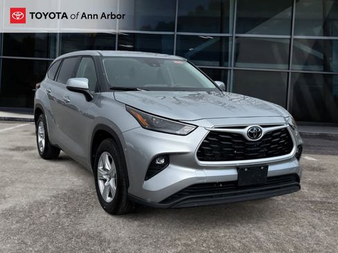 Used 2025 Toyota Highlander LE image 1