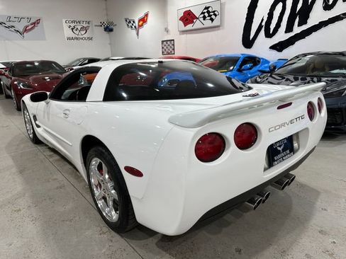 Used 2004 Chevrolet Corvette Coupe w/ Roof Package image 3
