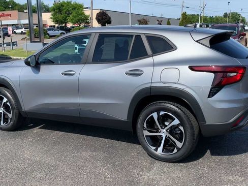 Certified 2024 Chevrolet Trax RS w/ Sunroof Package FWD image 6