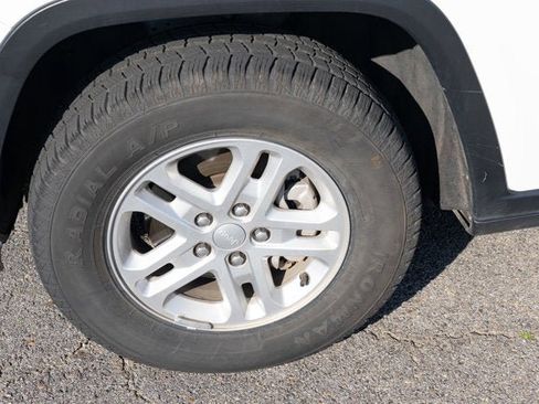 Used 2024 Jeep Grand Cherokee Laredo image 9