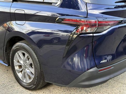 Certified 2024 Toyota Sienna LE AWD/4WD image 8