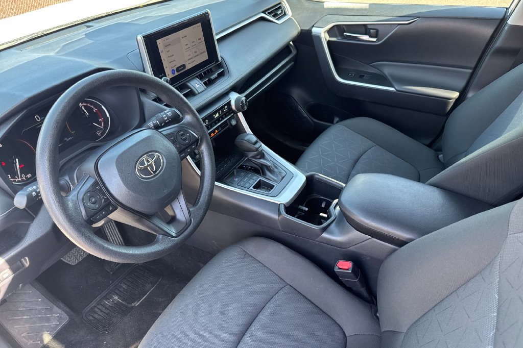 Used 2025 Toyota RAV4 XLE AWD/4WD image 12