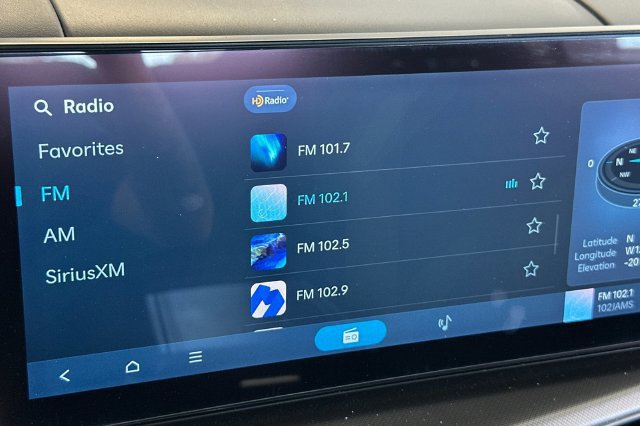 Used 2025 Hyundai Santa Fe SE FWD image 19