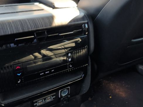 Used 2024 Jeep Wagoneer L Series II w/ Flexible Seating Group image 10