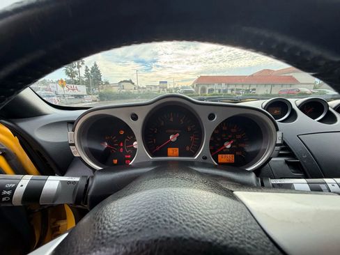 Used 2005 Nissan 350Z 35th Anniversary Edition w/ (N93) Cargo Convenience Pkg image 14