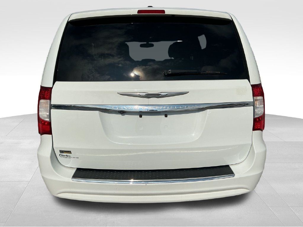 Used 2015 Chrysler Town & Country Touring FWD image 5
