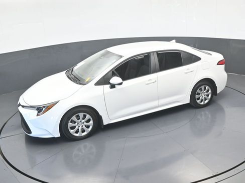 Used 2025 Toyota Corolla LE image 42