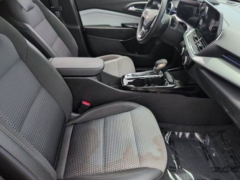 Used 2025 Chevrolet Trax LT w/ LT Convenience Package FWD image 30