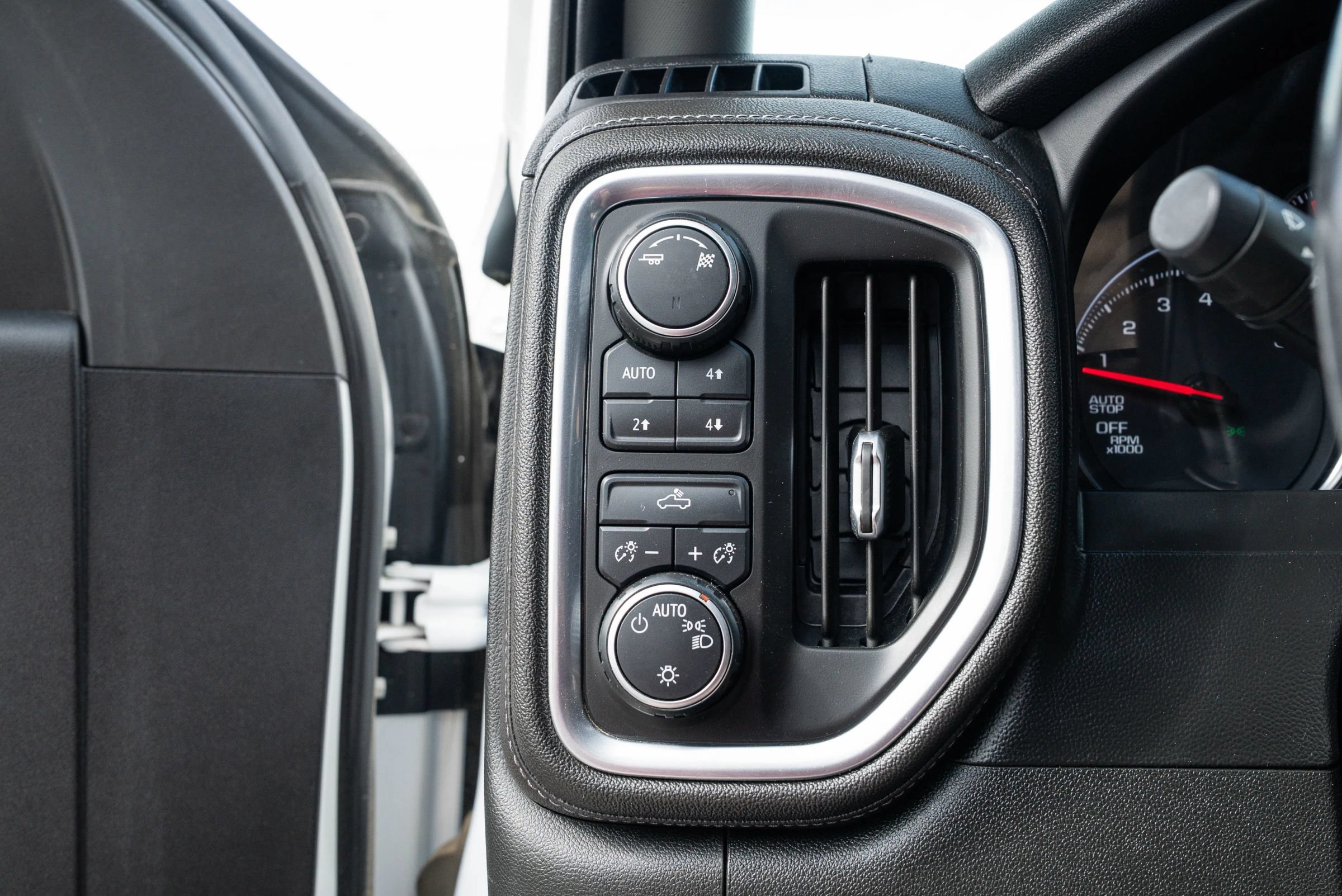 Used 2019 Chevrolet Silverado 1500 LT w/ True North Edition AWD/4WD image 36