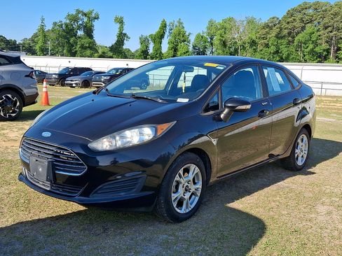 Used 2015 Ford Fiesta SE FWD image 2