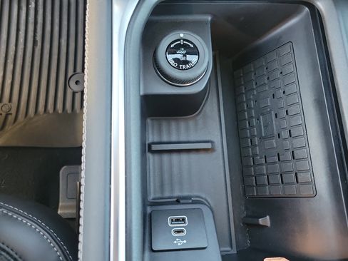 Used 2025 Ford Expedition Platinum w/ Driver's Package image 32