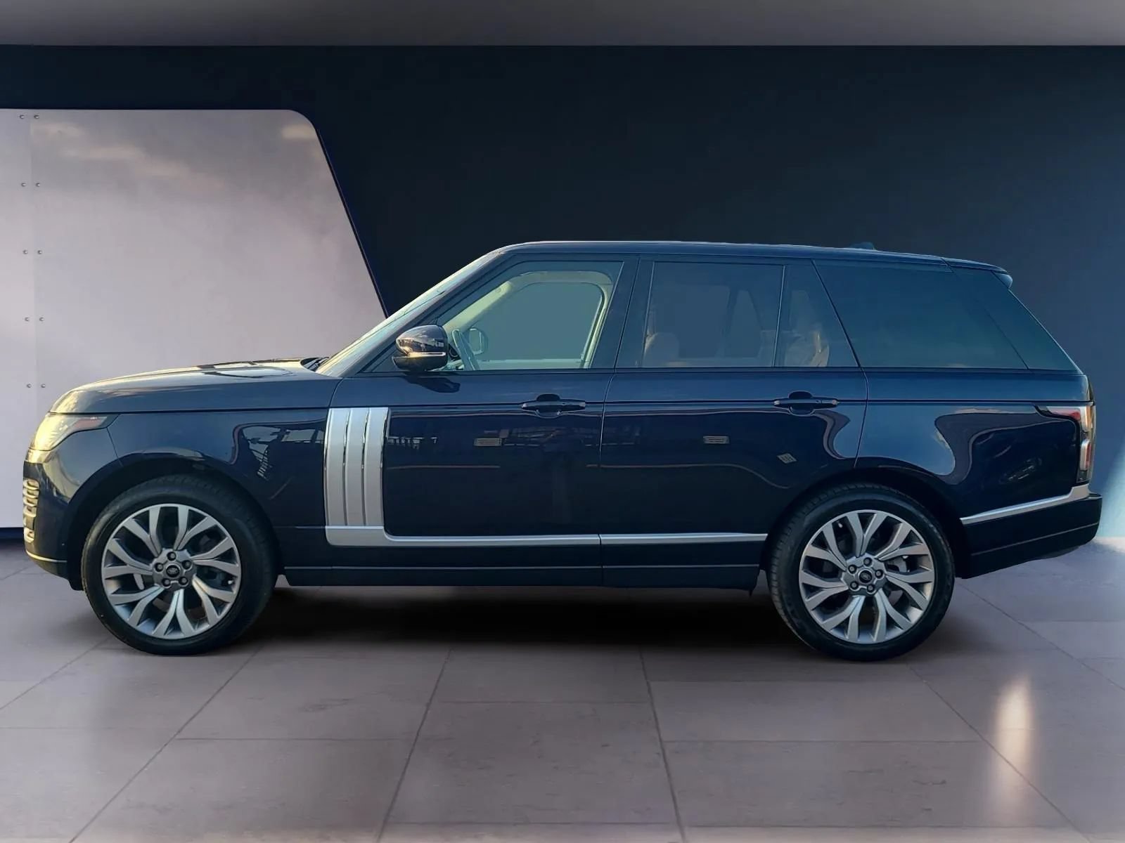 Used 2019 Land Rover Range Rover HSE AWD/4WD image 2
