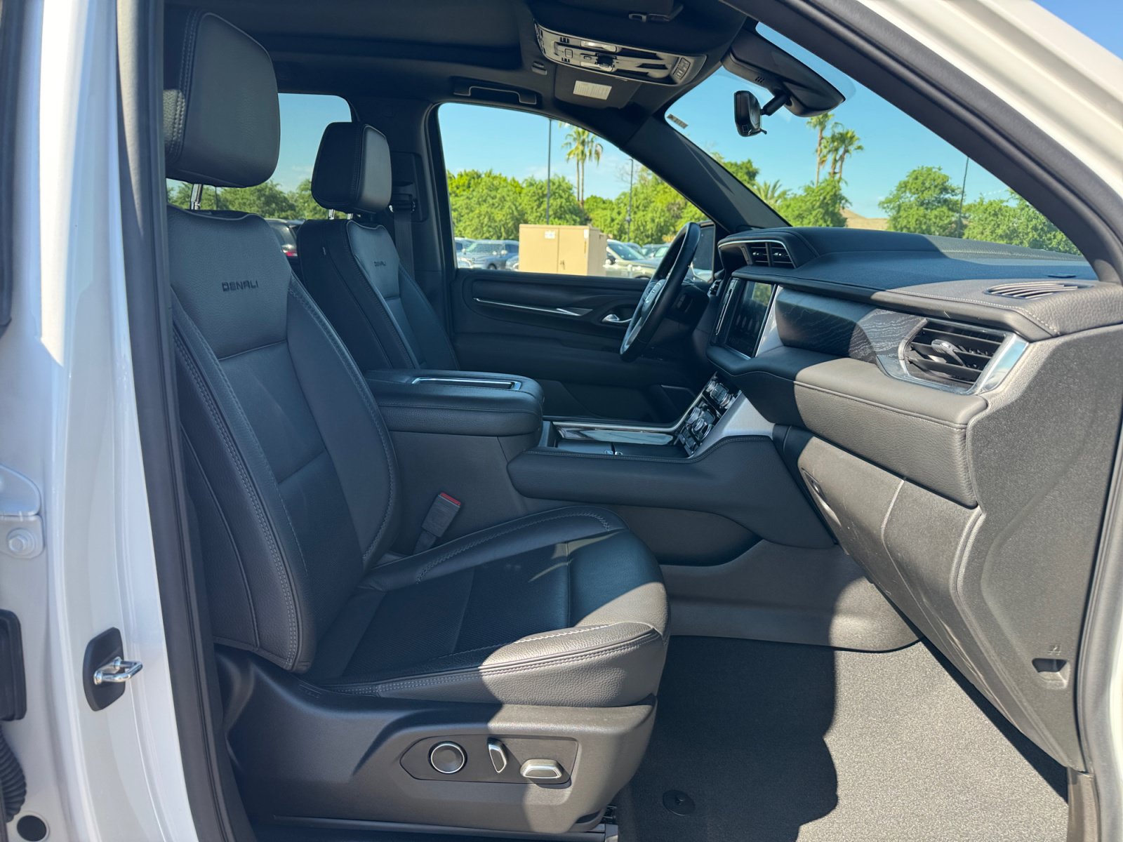 Used 2021 GMC Yukon Denali w/ Denali Premium Package AWD/4WD image 19