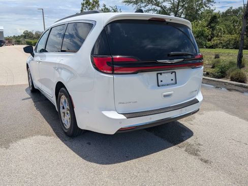 Used 2023 Chrysler Pacifica Limited FWD image 7