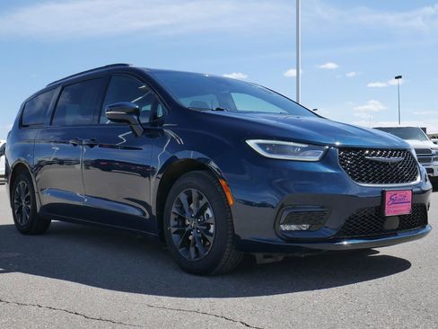 Used 2021 Chrysler Pacifica Touring-L w/ S Appearance Package FWD image 13