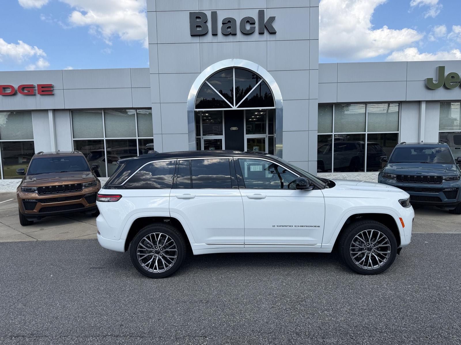 New 2027 Jeep Grand Cherokee Summit AWD/4WD image 13