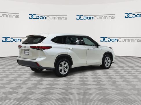 Used 2021 Toyota Highlander LE FWD image 8