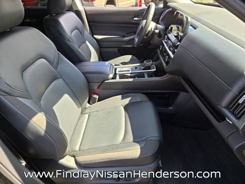 Used 2025 Nissan Pathfinder SL image 17