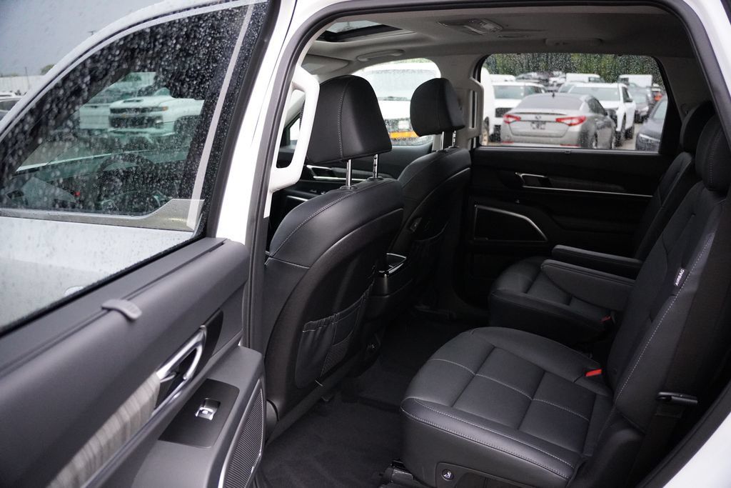 Certified 2025 Kia Telluride EX w/ EX Captain's Chair Package AWD/4WD image 16