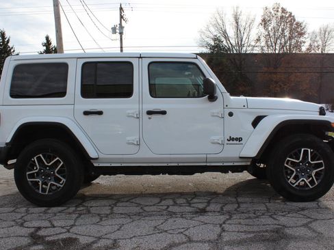 Used 2025 Jeep Wrangler Sahara AWD/4WD image 6