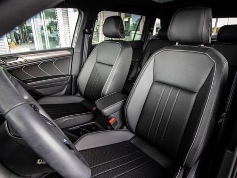 Certified 2023 Volkswagen Tiguan SE R-Line FWD image 23