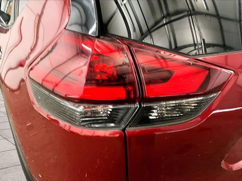 Used 2018 Nissan Rogue SV AWD/4WD image 28