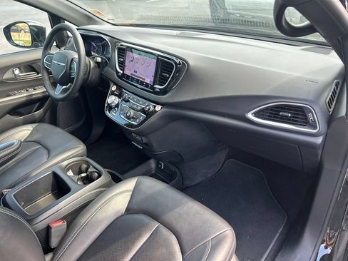 Used 2025 Chrysler Pacifica Select FWD image 37