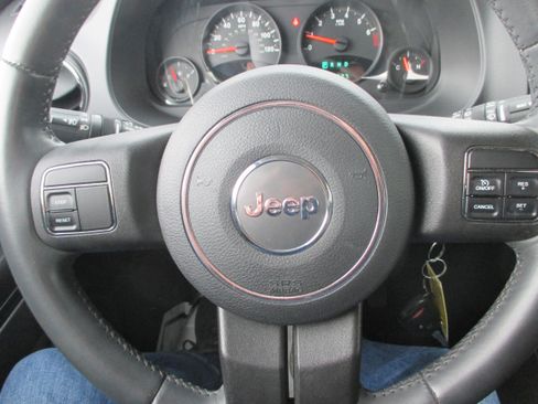 Used 2012 Jeep Compass Latitude FWD image 18