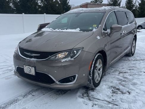 Used 2017 Chrysler Pacifica Touring-L w/ Tire & Wheel Group image 2