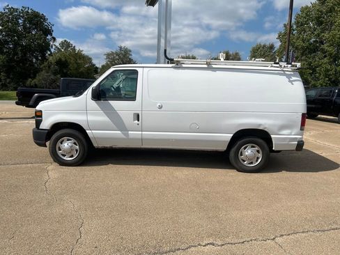 Used 2010 Ford E-250 and Econoline 250 image 2