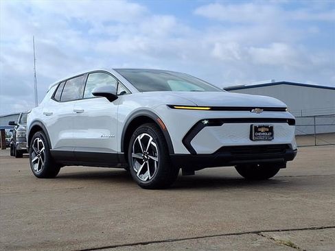 New 2026 Chevrolet Equinox EV LT image 3