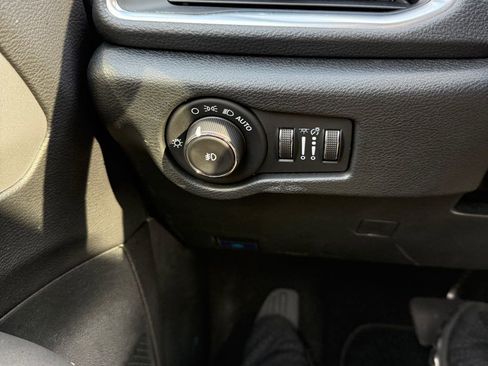 Used 2025 Chrysler Pacifica Limited image 26